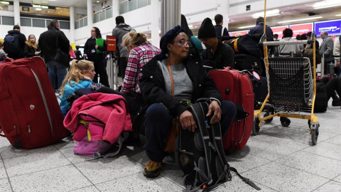 Pasajeros esperan en el aeropuerto de Gatwick (Londres). / EFE - FACUNDO ARRIZABALAGA