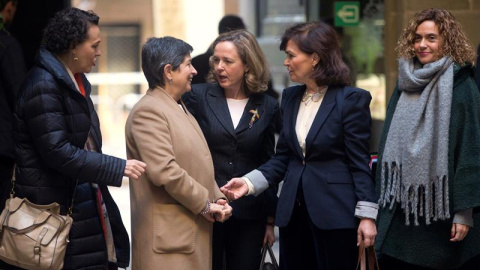 La vicepresidenta del Gobierno y ministra de Igualdad, Carmen Calvo (2ª dcha), conversa con la delegada del Gobierno en Cataluña, Teresa Cunillera, en presencia de las ministras de Trabajo, Magdalena Valerio, Economía, Nadia Calviño, y Admi