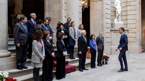 El presidente del Gobierno, Pedro Sánchez (dcha), junto a los miembros de su gabinete antes de la reunión del Consejo de Ministros. EFE/Quique García