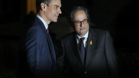 El presidente del Gobierno, Pedro Sánchez, saluda al presidente de la Generalitat, Quim Torra (d). / EFE - ANDREU DALMAU