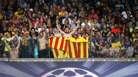 Aficionados con banderas esteladas en la final de Berlín.