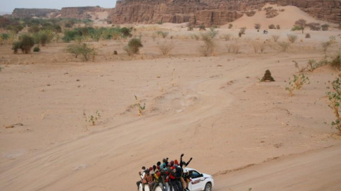 Un grupo de migrantes atraviesa el desierto del Sahel desde Agadez (Níger) hacia Libia, en una imagen de 2016.- REUTERS/Joe Penney