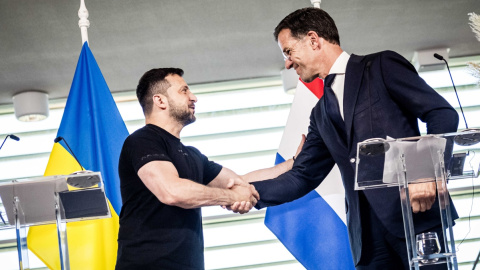 El presidente ucraniano, Volodymyr Zelensky (izquierda), y el primer ministro holandés, Mark Rutte, ofrecen una rueda de prensa durante una visita a la Base Aérea de Eindhoven, en Eindhoven, Países Bajos, el 20 de agosto de 2023.