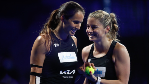 Alejandra Salazar y Gemma Triay celebran un punto durante el World Padel Tour Madrid, el 10 de abril de 2021.