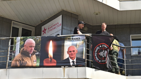 Una pancarta con retratos del jefe del Grupo Wagner, Yevgeny Prigozhin, y de su número dos, Dmitry Utkin, en un monumento improvisado fuera de la oficina local del grupo mercenario en la ciudad rusa de Novosibirsk. REUTERS/Stringer