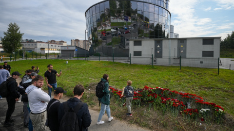 Ciudadanos rusos colocan flores y objetos de recuerdo en un monumento memorial improvisado frente a la antigua sede del grupo Wagner en San Petersburgo.  EFE/EPA/ANTON MATROSOV