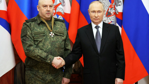 Foto de diciembre de 2022, cuando el presidente ruso Vladimir Putin otorgó al al general Sergei Surovikin, comandante de las fuerzas rusas en Ucrania, la Orden de San Jorge, de Tercera Clase. REUTERS/Sputnik/Mikhail Klimentyev/Kremlin