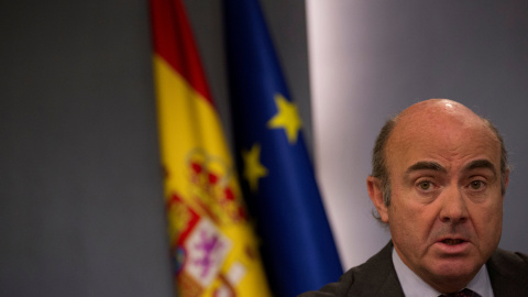 El ministro de Economía, Luis de Guindos, en una rueda de prensa en el Palacio de la Mocloa tras la reunión del Consejo de Ministros. REUTERS/Sergio Perez