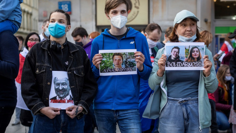 Protesta en Varsovia (Polonia) contra la detencón del periodista Roman Protasevich, crítico con el presidente de Bielorrusia, Alexander Lukashenko. AFP/Wojtek Radwanski