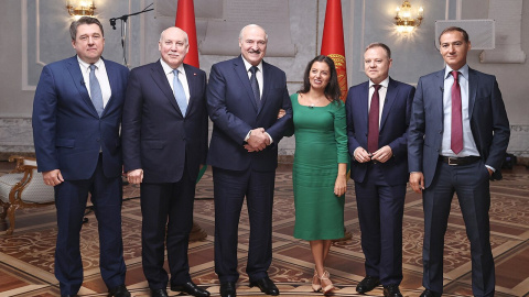 El presidente de Bielorrusia, Alexander Lukashenko, con la directora de 'Russia Today', Margarita Simonián, y oros directivos y periodistas del medio, en la entrevista realizada tras las elecciones presidenciales de agosto de 2020.