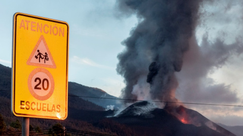 El Instituto Volcanológico de Canarias ha informado este martes de que el cono interno del volcán de La Palma se ha derrumbado sobre sí mismo.