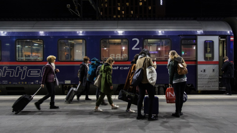 27/02/2019 - Pasajeros de un tren nocturno de Viena (Austria) a Roma (Italia). / AFP - ALEX HALADA