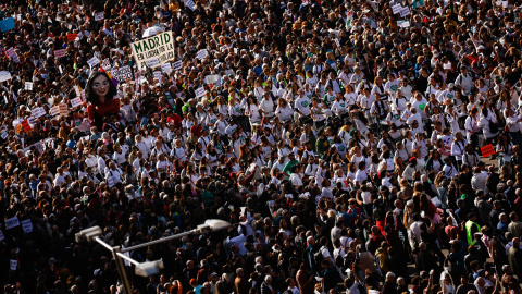 Más de 200.000 personas, según Delegación del Gobierno, y hasta 670.000, según los convocantes, han clamado en Madrid contra la gestión sanitaria de Ayuso este domingo.