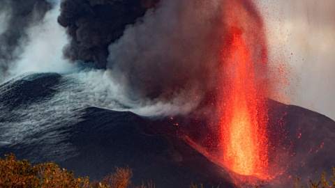 Vista de la erupción volcánica este martes.