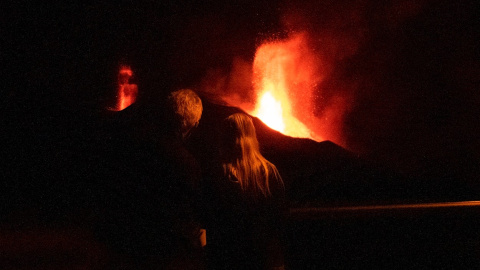 Este martes se ha producido un nuevo desbordamiento del cono del volcán.