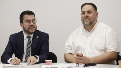 La dirección de ERC, encabezada por Pere Aragonès (izquierda), y Oriol Junqueras (derecha), tras una reunión en su sede.