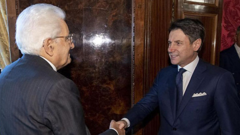 El presidente italiano, Sergio Mattarella, estrecha la mano al primer ministro, Giuseppe Conte. / EFE