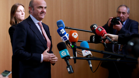 El ministro de Economía, Luis de Guindos, atiende a los medios de comunicación tras su designación como vicepresidente del Banco Central Europeo (BCE). EFE/ Olivier Hoslet