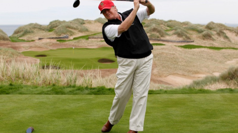 Imagen de archivo de Donald Trump jugando al golf. REUTERS/David Moir