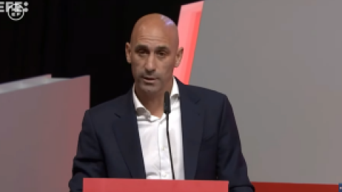 Rubiales no claudica, carga contra el "falso feminismo" y habla de "beso consentido" a Hermoso: "No voy a dimitir"