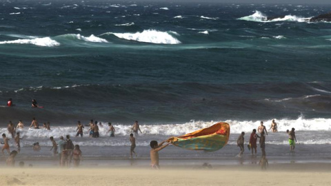 Bañistas en una playa de San Sebastián. /EFE