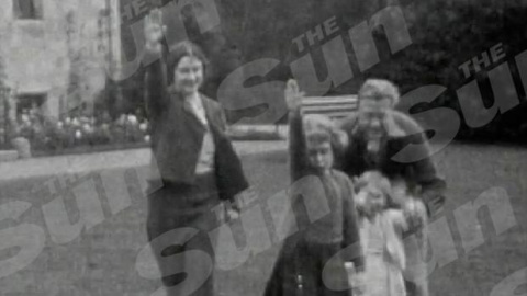 'The Sun' publica una foto de Isabel II haciendo el saludo nazi