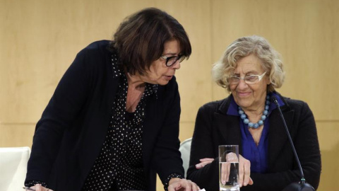 La alcaldesa de Madrid, Manuela Carmena (d), y la delegada del Área de Medio Ambiente y Movilidad, Inés Sabanés (i). /EFE