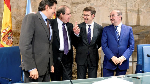 El jefe del Ejecutivo de Castilla y León, Juan Vicente Herrera (2i), acompañado por los presidentes de Galicia, Alberto Núñez Feijóo (2d), Asturias, Javier Fernández (i) y Aragón, Francisco Javier Lambán. /EFE