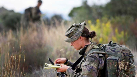 Una militar del Ejercito de Tierra, en unos ejercicios de operaciones especiales. EFE