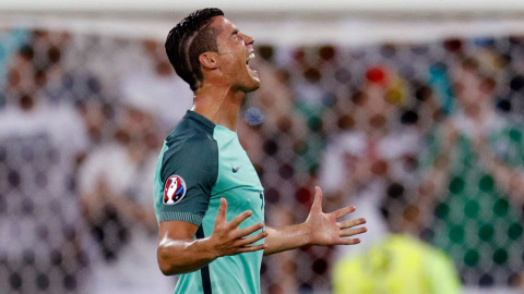 Cristiano celebra la clasificación de Portugal para la final de la Eurocopa. REUTERS/Darren Staples