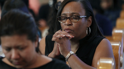 Connie Fleming reza durante una misa celebrada en honor a los militares fallecidos en el atentado de Tennessee, en una iglesia de Chattanooga (EEUU)./ REUTERS