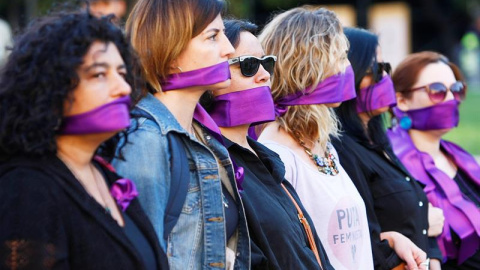 Mujeres participan en la manifestación Todas en Silencio hoy, miércoles 8 de marzo 2017, frente al Palacio de Gobierno La Moneda, durante la conmemoración del Día Internacional de la Mujer, en Santiago (Chile). EFE/Esteban Garay