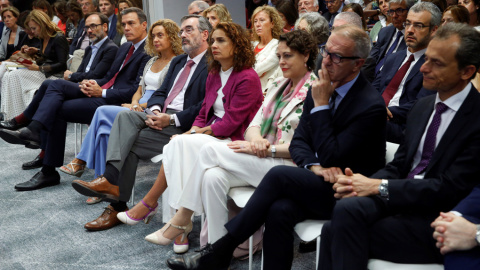 El presidente del Gobierno en funciones, Pedro Sánchez (2i), acompañado por (de izda. a dcha.) el presidente de la Agencia Efe, Fernando Garea; la presidenta del Congreso, Meritxell Batet; el presidente del Senado, Manuel Cruz;la ministra d