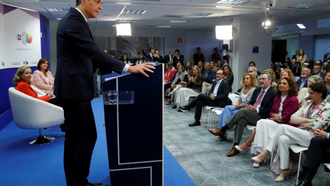 El presidente del Gobierno en funciones, Pedro Sánchez, presenta a la ministra de Economía y Empresa en funciones, Nadia Calviño, que inaugura la primera edición de los Desayunos Efeminista, en la sede de la Agencia Efe, en Madrid. EFE/Chem