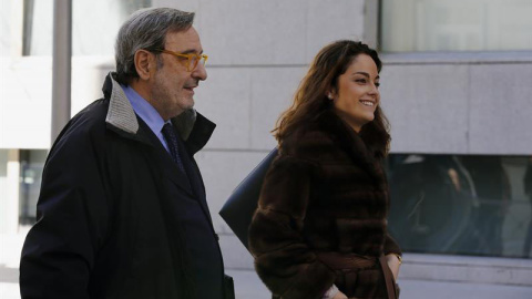 El expresidente de Catalunya Caixa Narcís Serra (i) a su salida de la Audiencia Nacional tras declarar como investigado junto a sus directores generales Adolf Todó y José María Loza. | J.P. GANDUL (EFE)