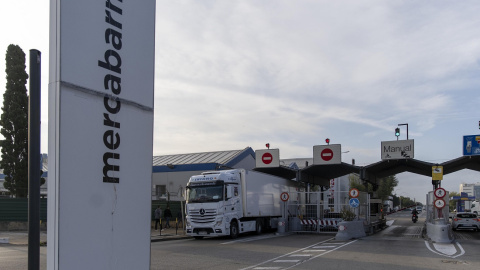 Varios camiones en la entrada de Mercabarna, el día que ha comenzado el paro de transportistas, a 14 de noviembre de 2022, en Barcelona, Catalunya.