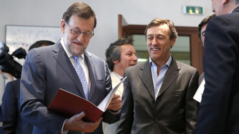 El presidente del Gobierno en funciones, Mariano Rajoy (i), junto al portavoz parlamentario del PP, Rafael Hernando (d), hoy en el Congreso, donde ha acudido entregar su credencial como diputado de la XII legislatura. EFE/Juan Carlos Hidalg