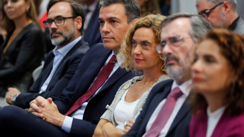 El presidente del Gobierno en funciones, Pedro Sánchez (2i), acompañado por el presidente de la Agencia Efe, Fernando Garea (I); la del Congreso, Meritxell Batet (3d); el  del Senado, Manuel Cruz (2d); y la ministra de Hacienda en funciones