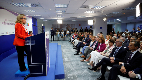 La ministra de Economía y Empresa en funciones, Nadia Calviño, durante su intervención este jueves en la primera edición de los Desayunos Efeminista, en la sede de la Agencia Efe, en Madrid, donde ha sido presentada por el presidente del Go