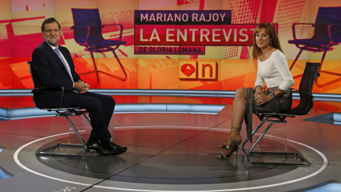 El presidente del Gobierno, Mariano Rajoy, durante la entrevista con la periodista Gloria Lomana, en Antena 3. EFE/Alberto Martín