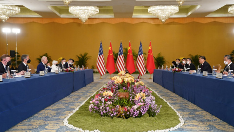 El presidente chino, Xi Jinping (izq), y su homólogo estadounidense, Joe Biden, durante su reunión bilateral un día antes de la Cumbre del G-20 en Bali, Indonesia.  REUTERS/Kevin Lamarque