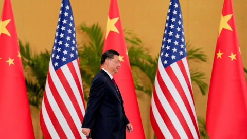 El presidente chino, Xi Jinping (izq), se dirige al encuentro de su homólogo estadounidense, Joe Biden, antes de su reunión bilateral un día antes de la Cumbre del G-20 en Bali, Indonesia.  REUTERS/Kevin Lamarque