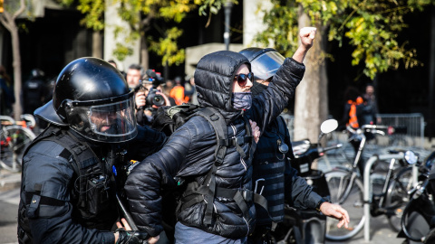 Uno de los detenidos en las protestas del 21D en Barcelona.-Xavier Bonilla/EUROPA PRESS