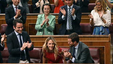 portavoz del Partido Popular en el Congreso, Cayetana Álvarez de Toledo (d), recibe el aplauso del líder popular, Pablo Casado (d) y del secretario general del partido, Teodoro García Egea (i), tras su intervención en el pleno extraordinari