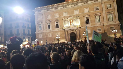 Personas congregadas en la Plaza de Catalunya de Barcelona en protesta por la muerte de la perra Sota. (EP)