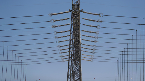 Cables de alta tensión cerca de una planta eléctrica de la portuguesa EDP, cerca de la localidad lusa de Carregado. REUTERS/Rafael Marchante