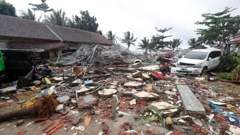 Imágenes del caos y la destrucción que ha generado el tsunami de Indonesia./  EFE/EPA/ADI WEDA