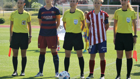 La colegiada Marta Frías posando con las capitanas de Barça y Atlético antes de un partido.