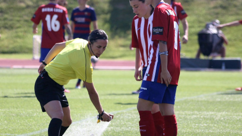 Marta Frías señala la línea de una barrera.