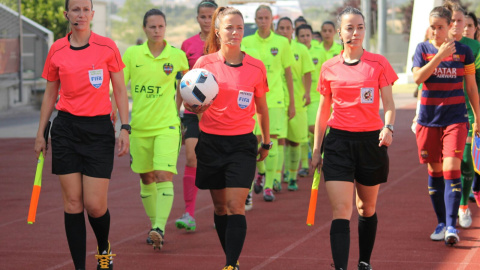 La colegiada Marta Huerta antes del comienzo de la semifinal de la Copa del Reina entre el Levante y el Barça.